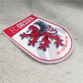 Ferro moderno dell'abbigliamento su stampa della peluche di logo del drago di forma dello schermo delle toppe che si affolla per la decorazione dell'indumento