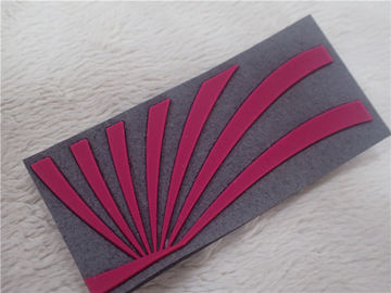 Toppe di gomma rosse 3D per l'indumento Microfiber grigio morbido con il logo del silicone dell'iniezione