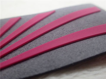 Toppe di gomma rosse 3D per l'indumento Microfiber grigio morbido con il logo del silicone dell'iniezione