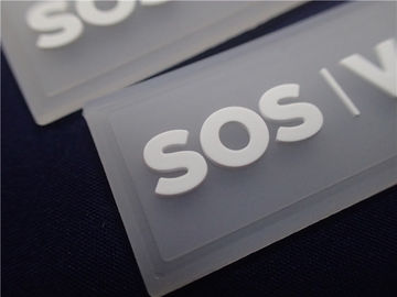 Le toppe di gomma su ordinazione lavabili di logo, cucono - sul distintivo del silicone per il cappello