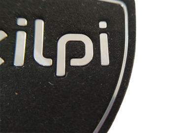 Amichevole eco- impresso metallico di logo su ordinazione della toppa del tessuto della gomma di silicone