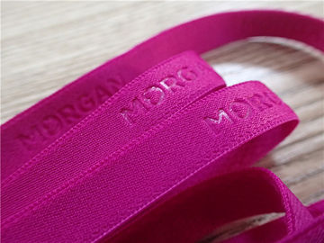 Modo ad alta frequenza morbido rosa 3D della banda elastica o logo sulla tessitura per la biancheria intima
