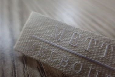 Etichette tessute abitudine professionale con il logo del silicio per l'indumento/cappello