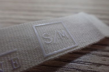 Etichette tessute abitudine professionale con il logo del silicio per l'indumento/cappello