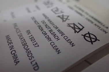 Etichette di cura di nylon di taglio di stampa su ordinazione piana dello schermo per le borse, asciugamani