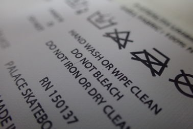 Etichette di cura di nylon di taglio di stampa su ordinazione piana dello schermo per le borse, asciugamani