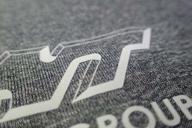 Toppe di stampa dello schermo di funzione antiscorrimento/etichette su ordinazione abbigliamento del panno