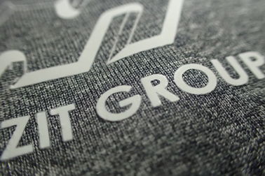 Toppe di stampa dello schermo di funzione antiscorrimento/etichette su ordinazione abbigliamento del panno