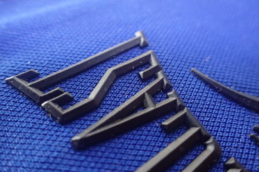 toppe del trasferimento di calore di logo 3D per colore durevole lavabile di Pantone dell'abbigliamento