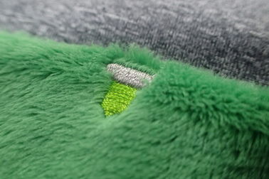 L'abitudine verde di rettangolo ha ricamato le toppe sul tessuto del velluto per bagagli