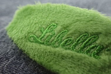 Ferro verde dell'OEM del tessuto del velluto sulle toppe ricamate