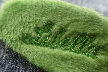 Ferro verde dell'OEM del tessuto del velluto sulle toppe ricamate