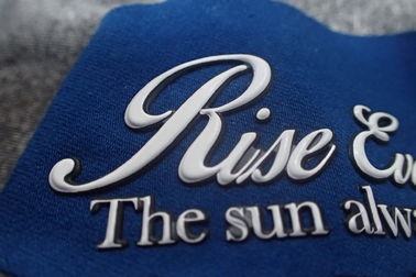 La camicia di polo ha impresso le toppe trasparenti di 0.7mm TPU