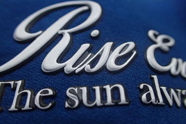 La camicia di polo ha impresso le toppe trasparenti di 0.7mm TPU