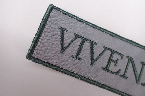 Il creatore Logo Embroidered Badge Applique Flower su ordinazione rattoppa per abbigliamento