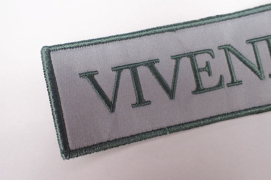 Il creatore Logo Embroidered Badge Applique Flower su ordinazione rattoppa per abbigliamento