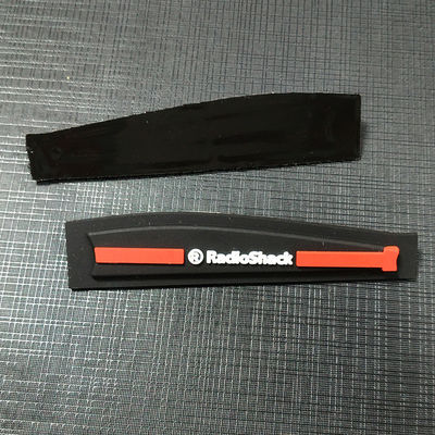 Progetti l'indumento per il cliente della maglietta 3D Logo Plastic Silicone Badge For delle etichette dell'abbigliamento