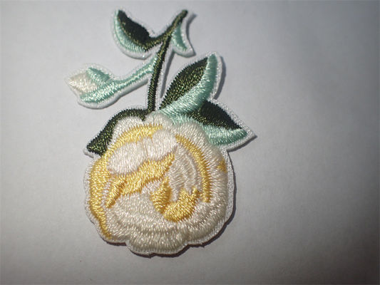 I fiori su ordinazione ricamati cucono o rivestono di ferro sulla toppa per l'applique dell'abbigliamento