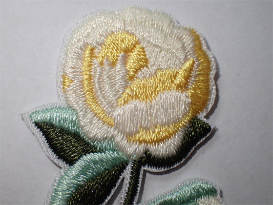 I fiori su ordinazione ricamati cucono o rivestono di ferro sulla toppa per l'applique dell'abbigliamento