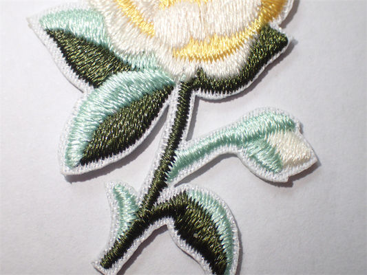 I fiori su ordinazione ricamati cucono o rivestono di ferro sulla toppa per l'applique dell'abbigliamento