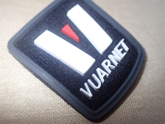 Distintivo Logo On Fiber su ordinazione dell'iniezione dell'etichetta dell'abbigliamento dell'OEM 3D micro