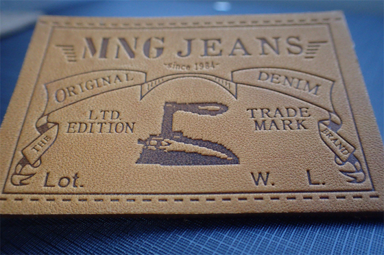 Le etichette di cuoio della toppa dei jeans amichevoli di Eco hanno impresso Logo For Uniform