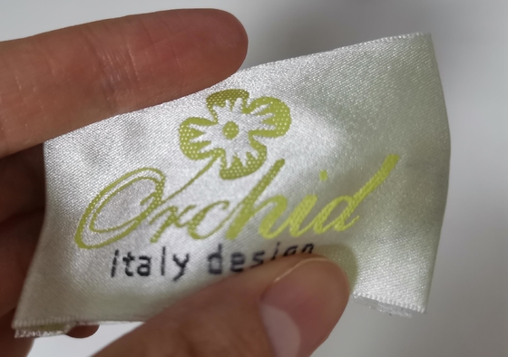 Etichette tessute ad alta densità su ordinazione che piegano le etichette tessute abbigliamento