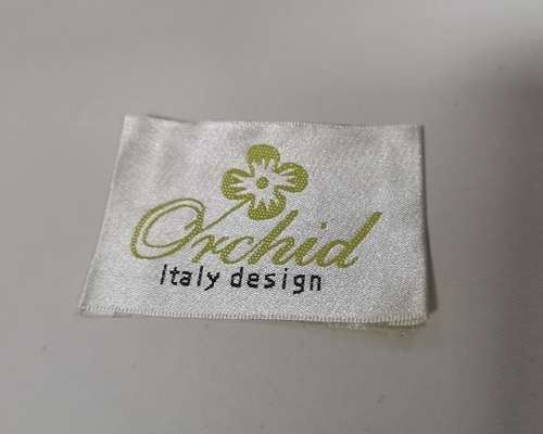 Etichette tessute ad alta densità su ordinazione che piegano le etichette tessute abbigliamento