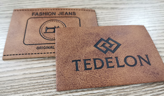 Il colore su ordinazione impresso delle toppe di cuoio dell'unità di elaborazione di logo cuce su abbigliamento