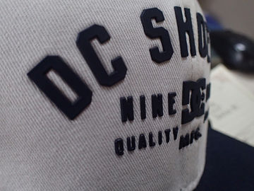 Toppa ad alta frequenza del tessuto per abbigliamento con il logo impresso, 3D logo di effetto TPU sul cappuccio