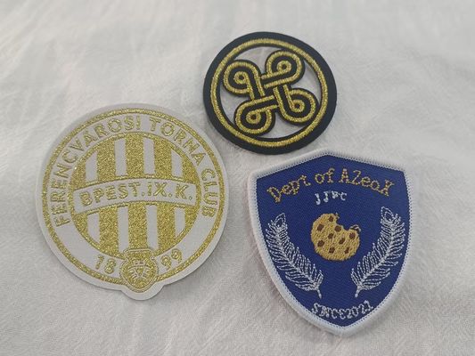 Disegno di logo squisito personalizzato ricamato su tessuti per abbigliamento
