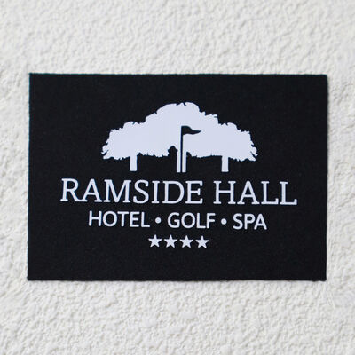 Adesivo di trasferimento in silicone piatto di alta qualità Tag di marchio personalizzato durevole per accessori per abbigliamento