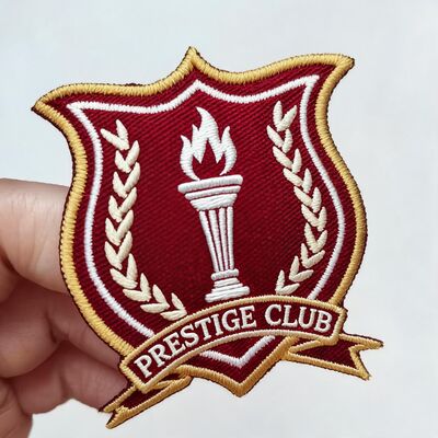 Patch ricamati personalizzati Trasferimento di calore progettato per il lavaggio durevole con opzioni di colori multipli per abiti da sci e uniformi
