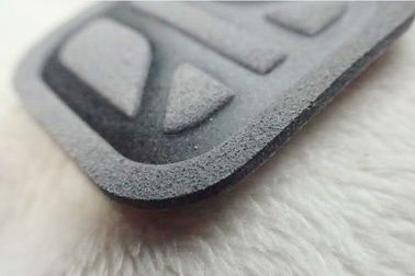 Etichetta rispettosa dell'ambiente molle grigia di Microfiber, logo ad alta frequenza di Costom per abbigliamento