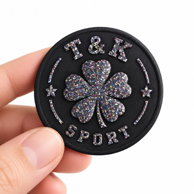 Distintivi sportivi personalizzati in PVC glitterato con dettagli in rilievo per giacche, borse e abbigliamento sportivo