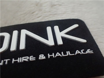 Il logo di gomma doppio del silicone 3D di colore rattoppa Microfiber nero molle ha piantato