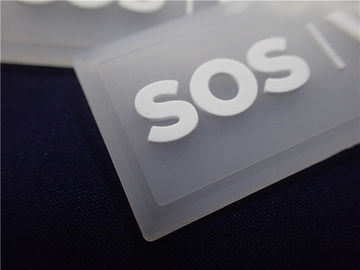 Le toppe di gomma su ordinazione lavabili di logo, cucono - sul distintivo del silicone per il cappello