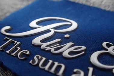 La camicia di polo ha impresso le toppe trasparenti di 0.7mm TPU