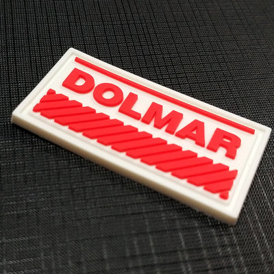 Il Hangtag su ordinazione di Sweatsuit etichetta il PVC della bandiera 3D del distintivo rattoppa per abbigliamento