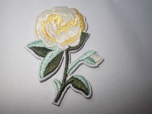 I fiori su ordinazione ricamati cucono o rivestono di ferro sulla toppa per l'applique dell'abbigliamento